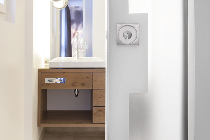 Particolare porta filomuro Silk Eclisse