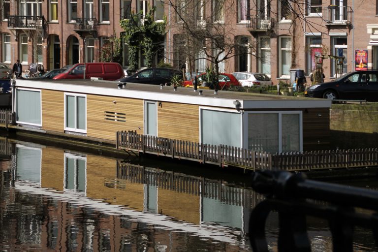 houseboat