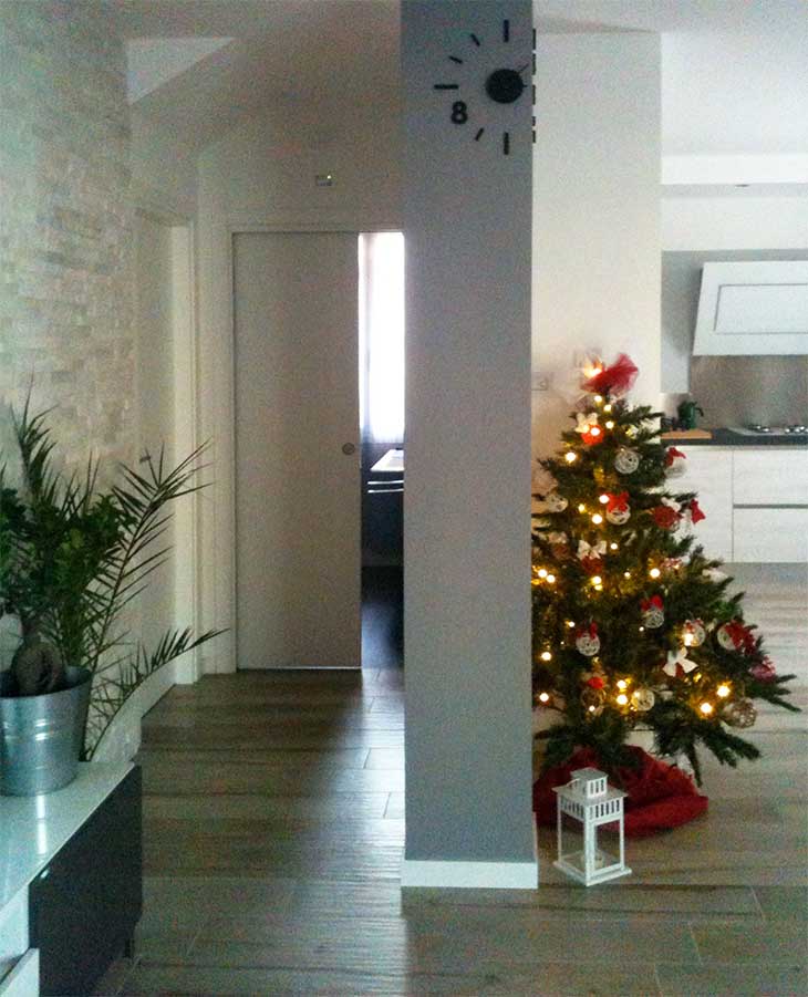 Mi piace addobbare il mio albero con palle di Natale di filo di lana. E che sia sempre illuminato con luci colorate. ~ Francesca