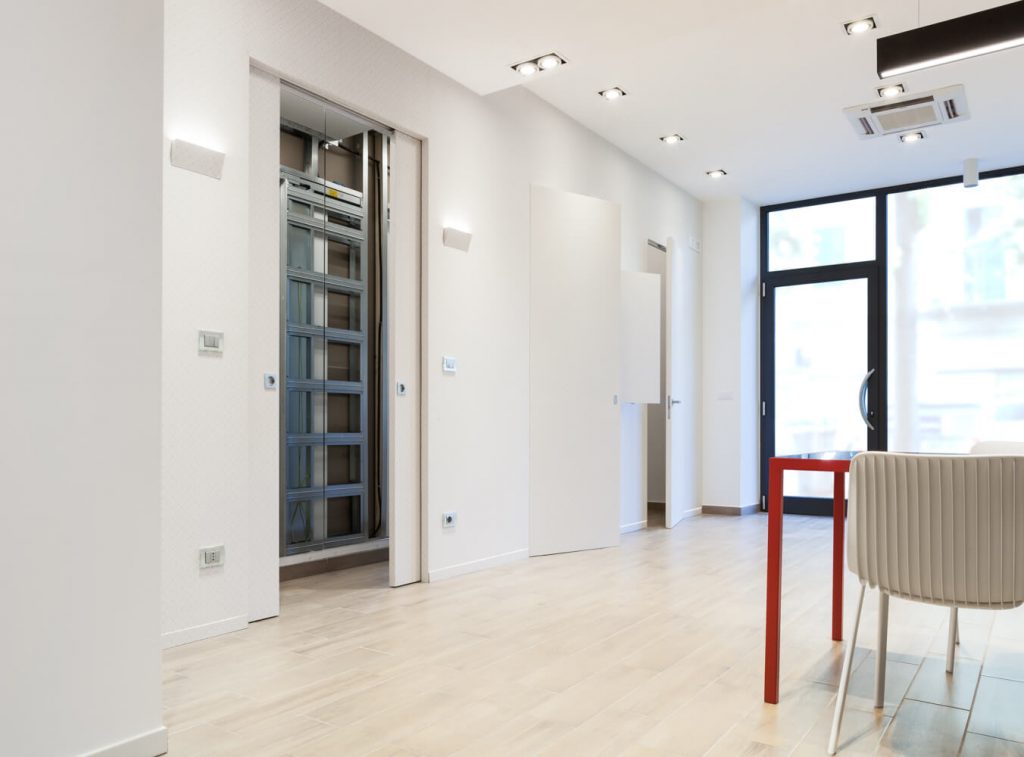 Syntesis collection: telai e controtelai per porte filo muro in showroom a Pescara
