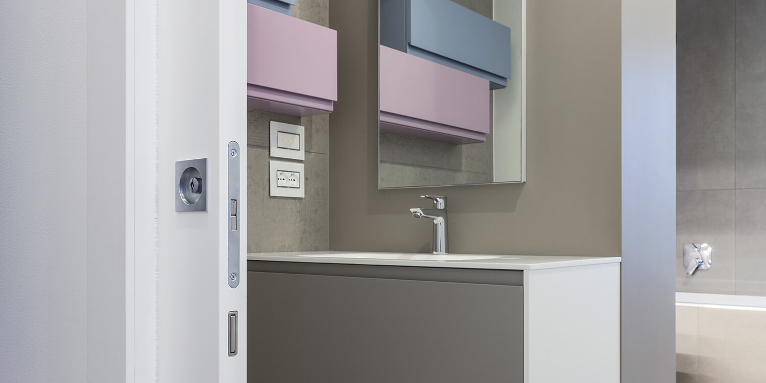 particolare porta scorrevole sul bagno