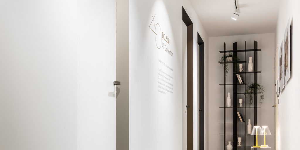 ECLISSE 40 Collection, metà strombata, metà a filo muro