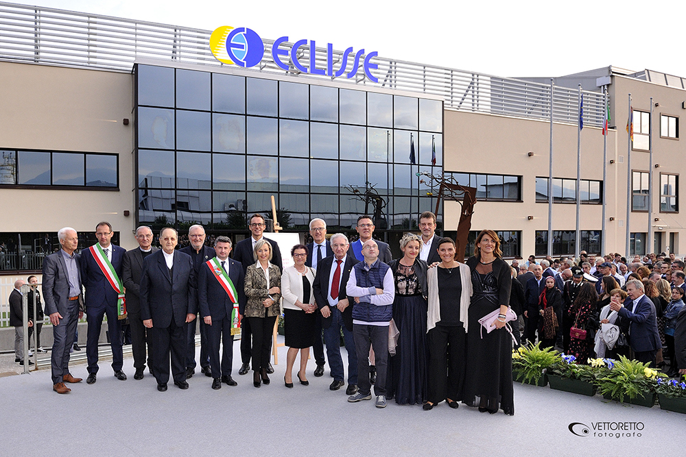 Foto di gruppo inaugurazione ECLISSE con le autorità locali e gli artisti.