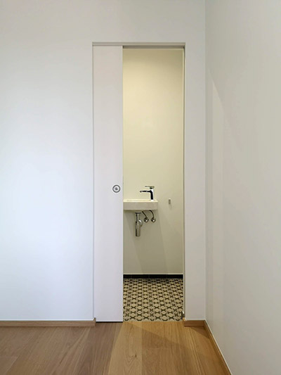 WC séparé avec porte coulissante