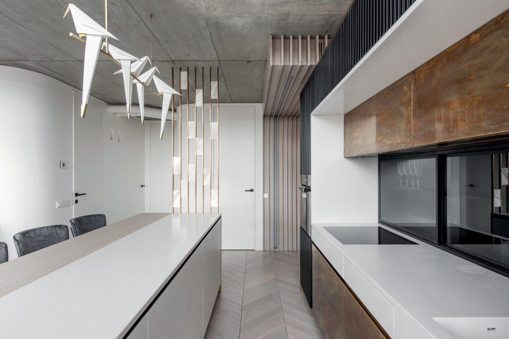Vista della cucina con porta filo muro