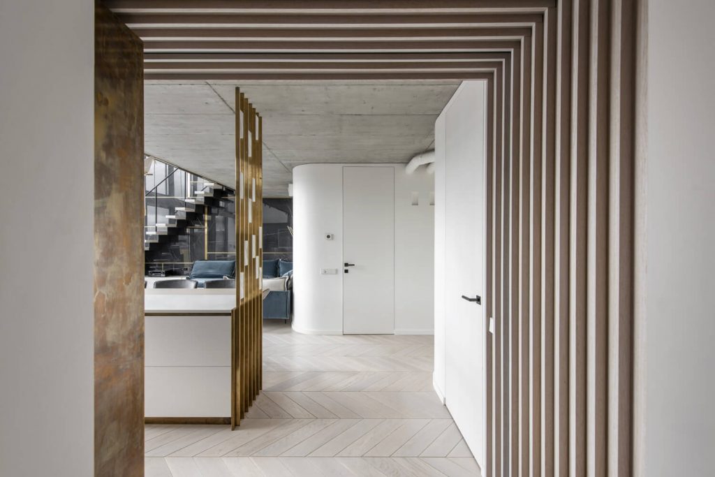 Corridoio appartamento con inserti in ottone