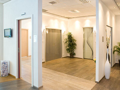 Eclisse showroom Repubblica Ceca porta filo muro vetro decorato