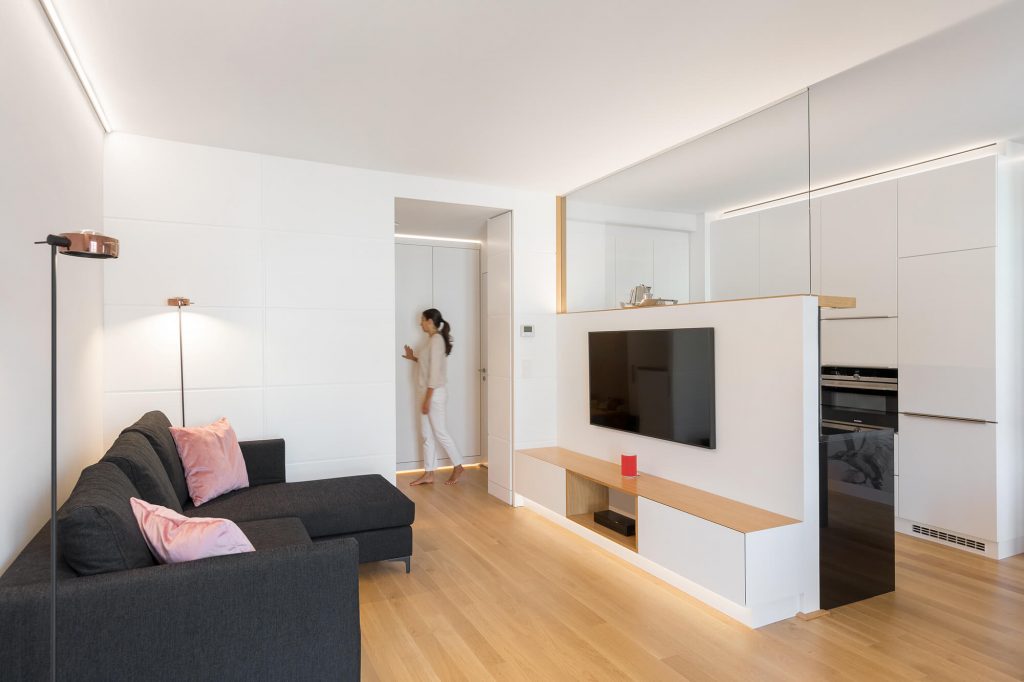Soggiorno appartamento 65 mq a Vienna ristrutturato con porte filomuro ECLISSE