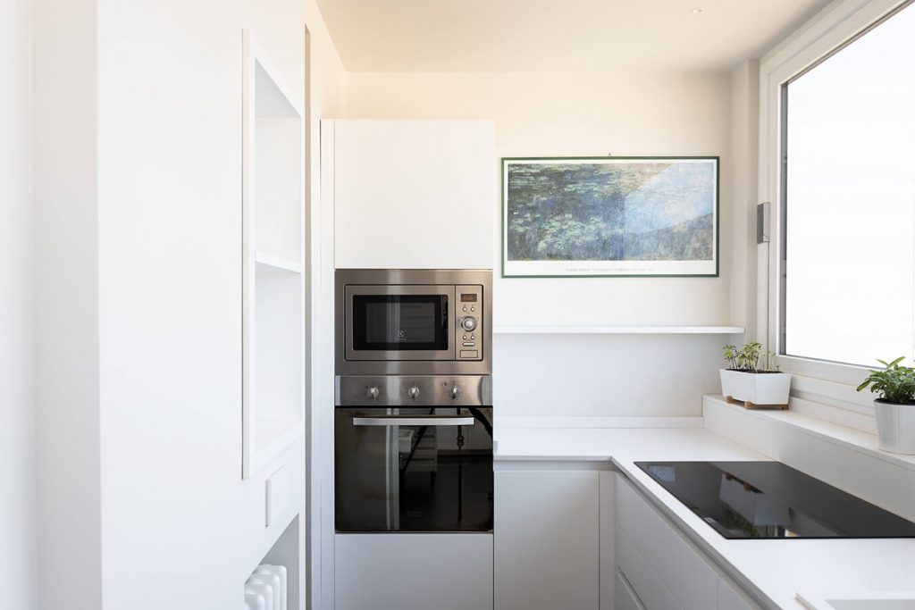 Immagine cucina ed elettrodomestici bianca moderna e luminosa