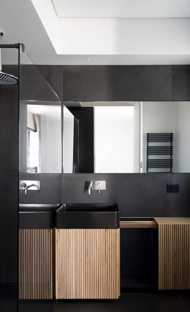 Mobili bagno color gres nero che enfatizza consistenza materica