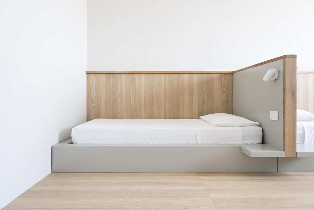 Camera da letto grigio tenue caldo