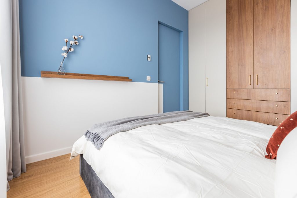 Interno della camera da letto, porta filomuro lato interno