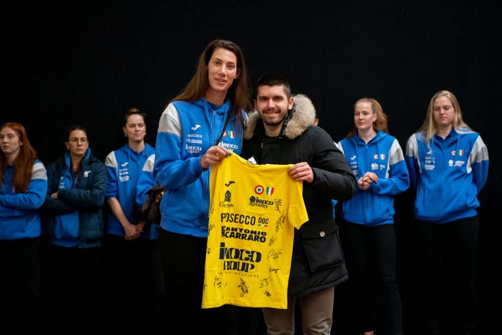 Robin de kruijf regala una maglietta autografata ad un dipendente ECLISSE