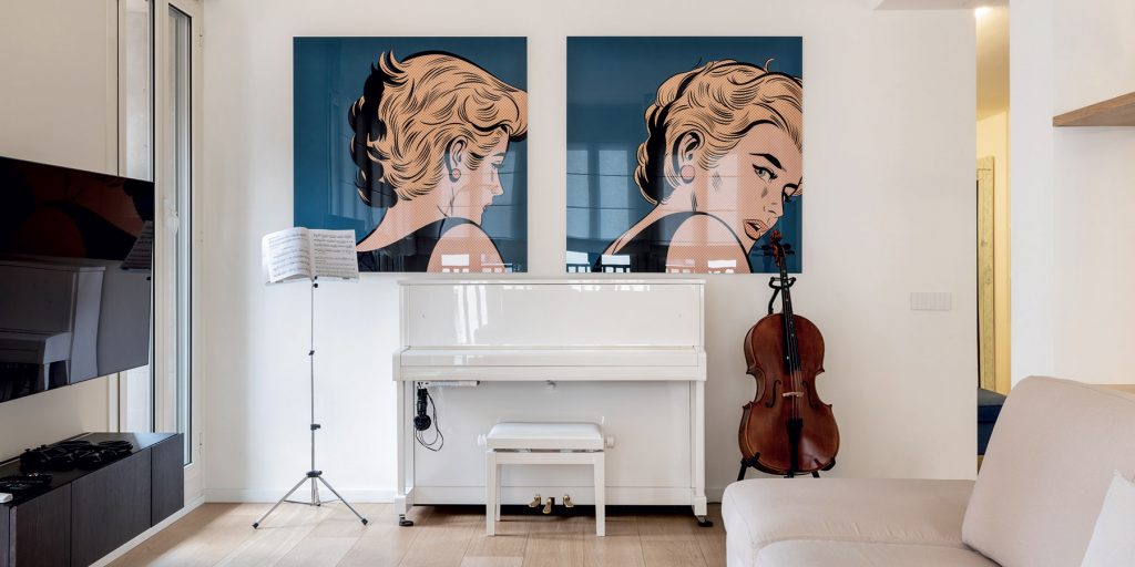ristrutturazione di un duplex a milano con pianoforte bianco