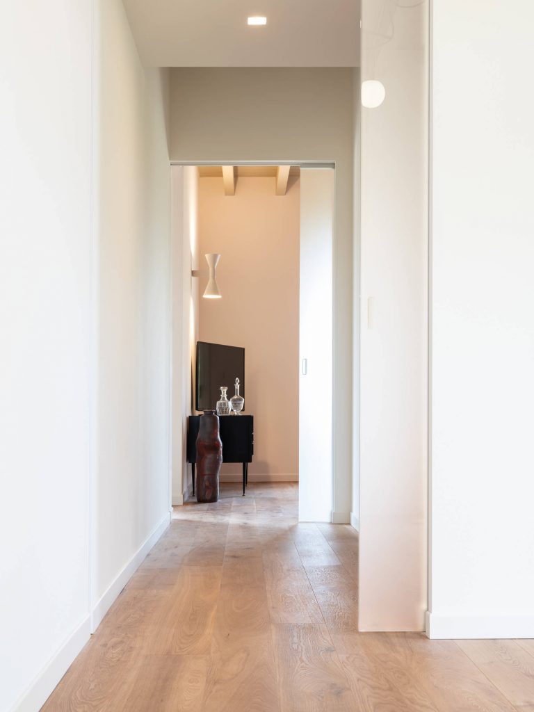 Porta filomuro ECLISSE con porta satinata in vetro