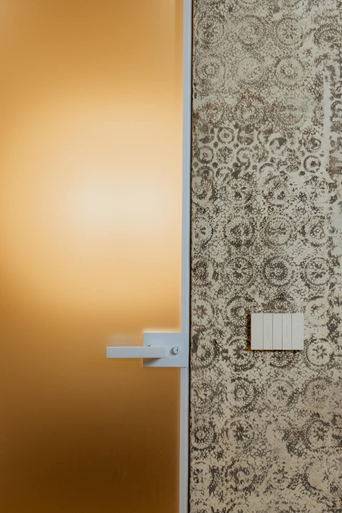 Porta filomuro in vetro satinato e profilo in alluminio bianco di ECLISSE