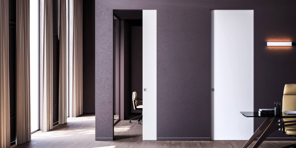 Porte bianche laccate su pareti grigio viola materiche