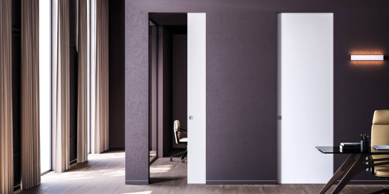 Porte bianche laccate su pareti grigio viola materiche
