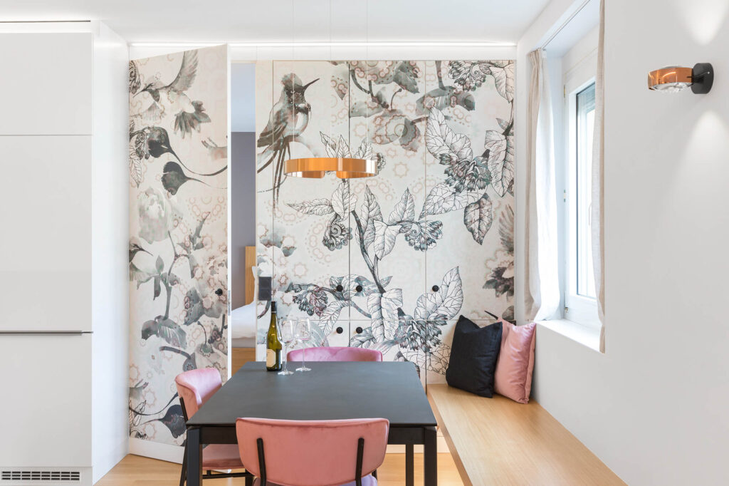 idee per arredare un mini appartamento, la parete nasconde della zona giorno nasconde la camera da letto